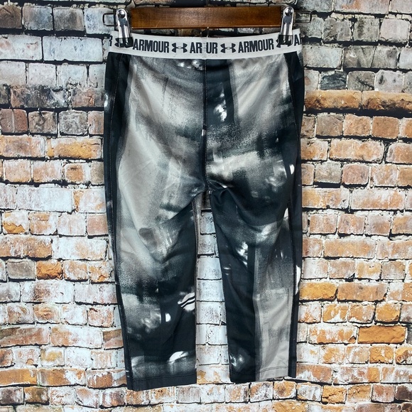 Under Armour Black & White Capri Leggings - Picture 2 of 5